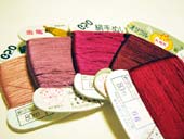 赤系の絹糸で。