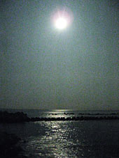 月と海