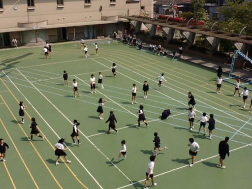 都会の小学校運動場