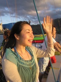 ハワイの朝日を手に受けてみました♪