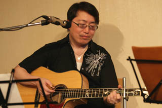 山野ギターが歌う。