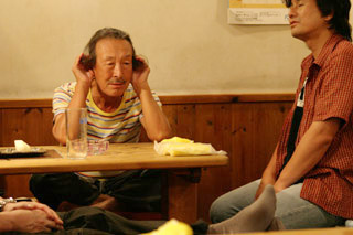 ２４、耳をすます片岡氏・・・大きなおみみです。