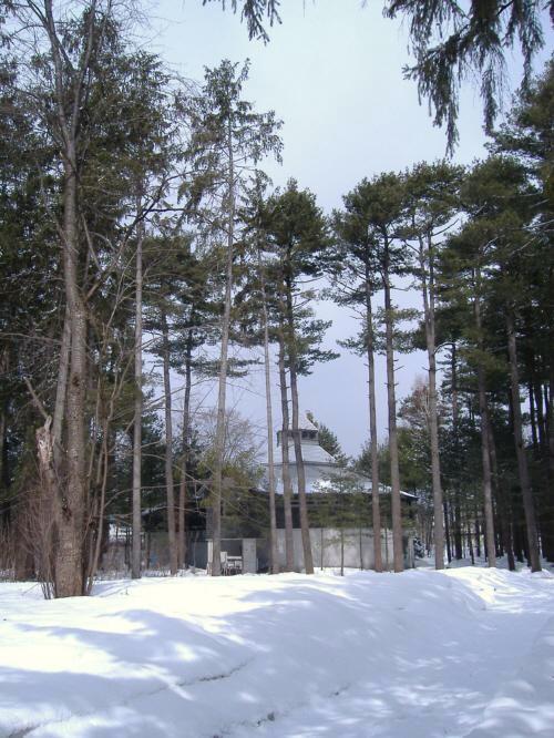 見本林の中の、三浦綾子記念文学館