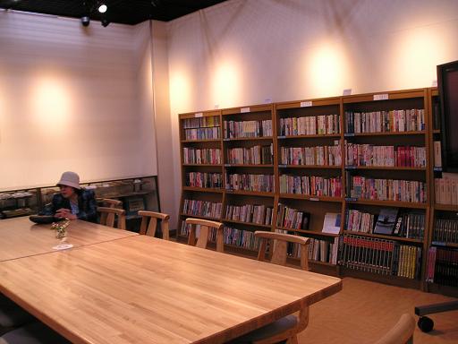 古書展示室、読書も可能ですが、休憩室にも、十分利用できますね。