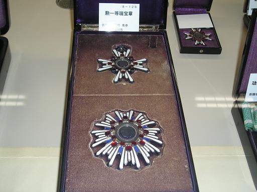 何点も勲章が展示されていましたが、私が、目を引いたのは、大きくて、赤い石が、はめ込まれていました。寄贈品です。