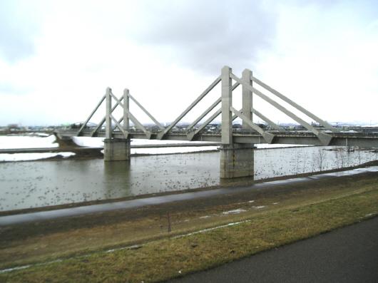 永山新川に掛かる、鉄橋