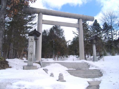 上川神社(道路より撮影)