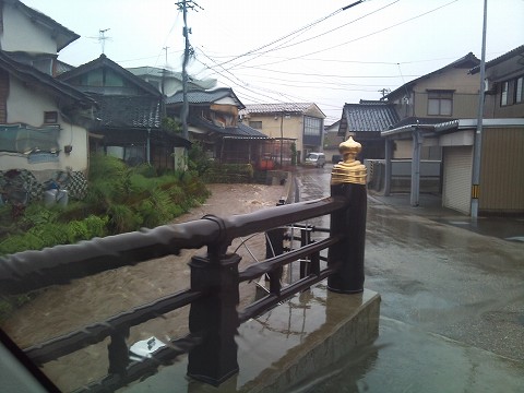 2011.5.10 大雨・・・ 005（自宅前の河川）