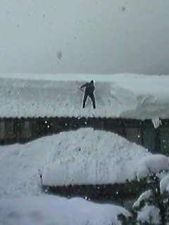 2006.1.8本屋根の雪下ろし