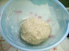 生地をコネコネ