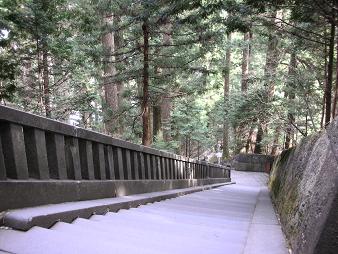 徳川家康のお墓へと続く道