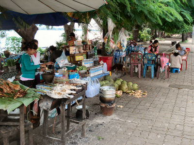 サワンのメコン川沿いの屋台３.jpg