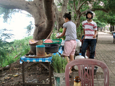 サワンのメコン川沿いの屋台４.jpg