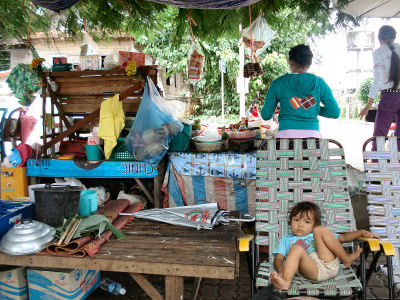 サワンのメコン川沿いの屋台５.jpg