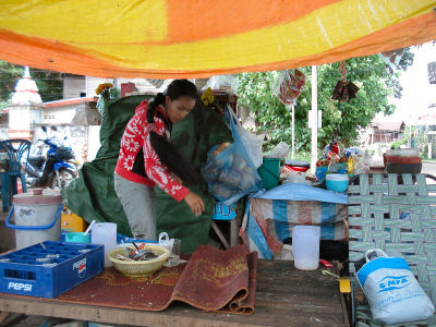 サワンのメコン川沿いの屋台６.jpg