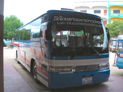 ラオス行きのバス.jpg