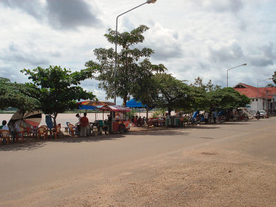 サワンのメコン川沿いの屋台.jpg