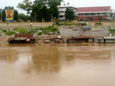 ナーン川の水上住宅.jpg