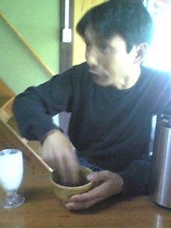 玄米珈琲ラテを作ってくれている船越さん