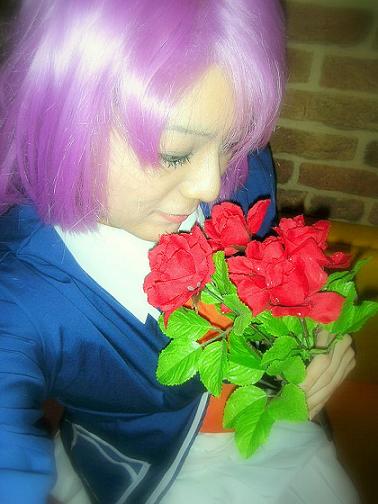 赤い花を抱えて