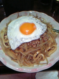 焼きうどん納豆＆目玉焼きのせ