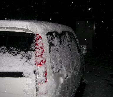 車にかかった雪