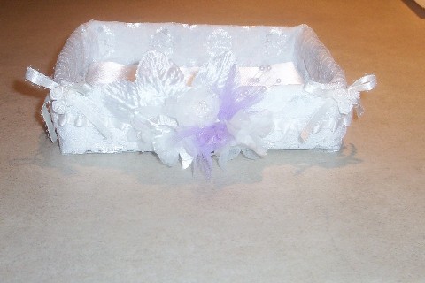 お菓子の空き箱でつくった小物入れ