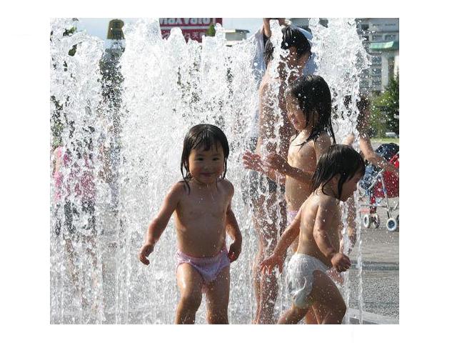 山形県天童市『わくわくランド』公園の噴水で遊ぶ子供たち。