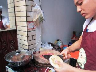 西安 大清真寺付近　肉夾糢３.jpg