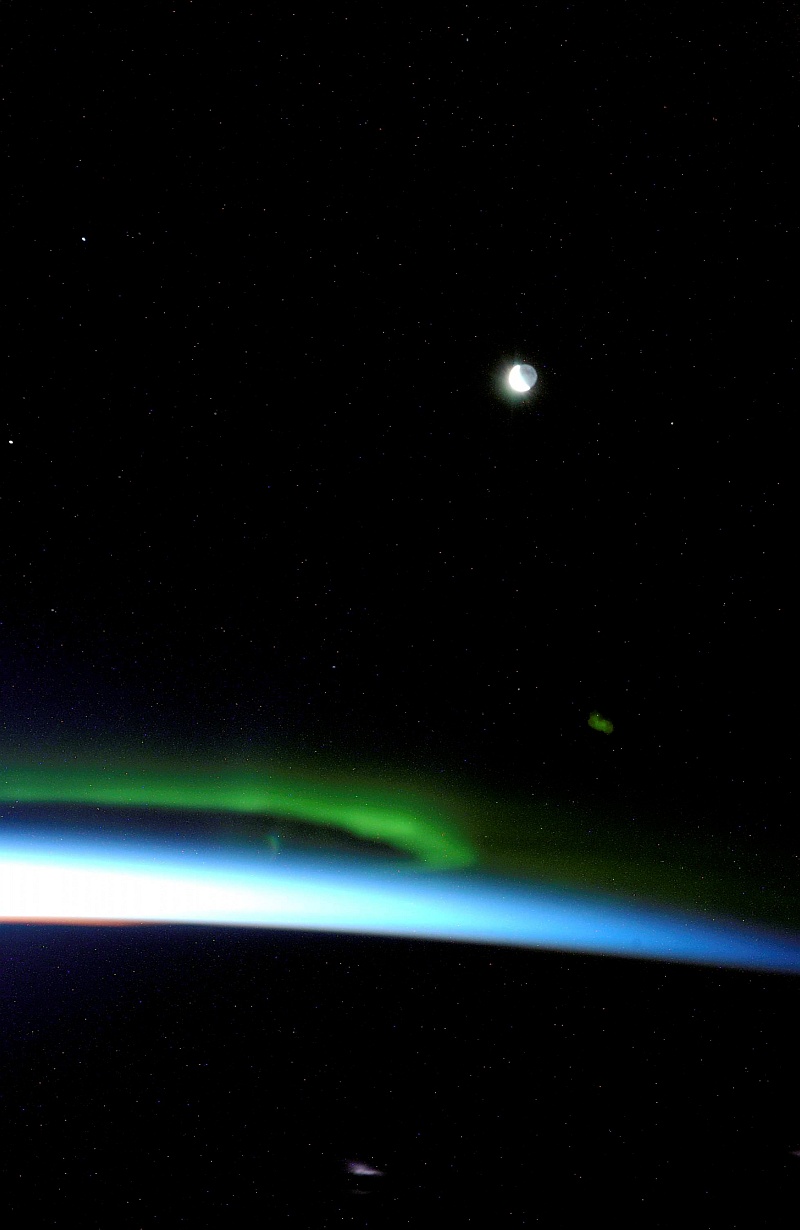 gpw-20050129-NASA-ISS013-E-69635-green-Aurora-Borealis-Earth-Moon-stars-20060819.jpg