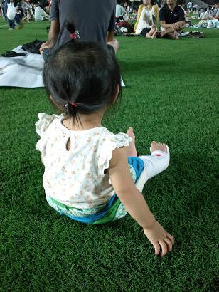 ユニバー祭　天然芝にて娘