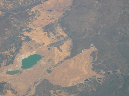 エメラルド色の湖