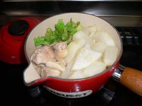 おチビちゃんで、鳥と大根の煮物♪