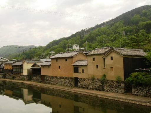 土蔵の並ぶ川端風景
