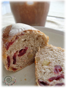ラズベリーと松の実の胚芽パン