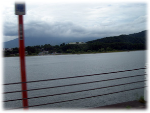 河口湖と雲に覆われた富士山