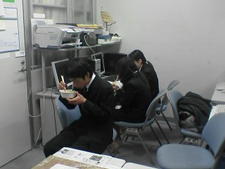 のうだいうどん食事風景