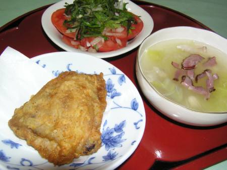 フライドチキンと白菜と春雨、ハムのスープ