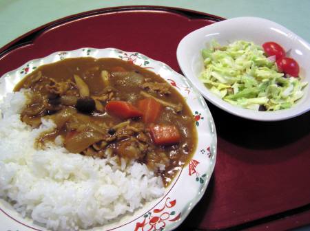 　フツーの「ポークカレーとキャベツと焼き豚のサラダ」