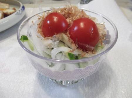 新玉葱ときゅうりのおかかサラダ