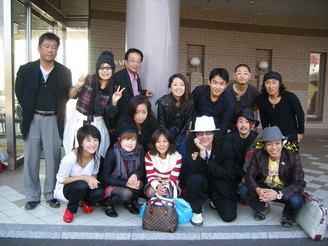 ホテル前で記念写真.jpg