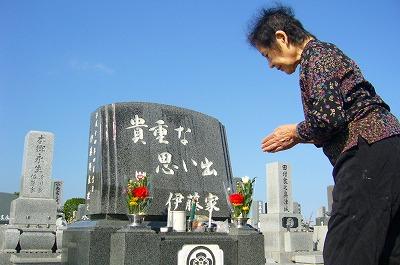 姉のお墓で母の祈り.jpg