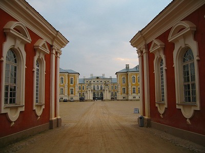 ルンダーレ宮殿の入口.jpg