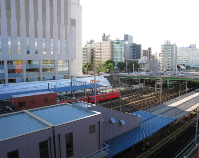 金山駅の赤い電車