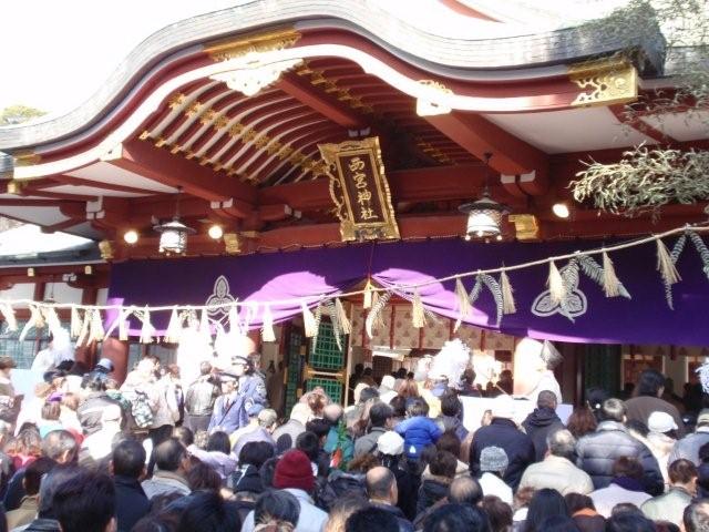 09-01-11 西宮神社拝殿前に