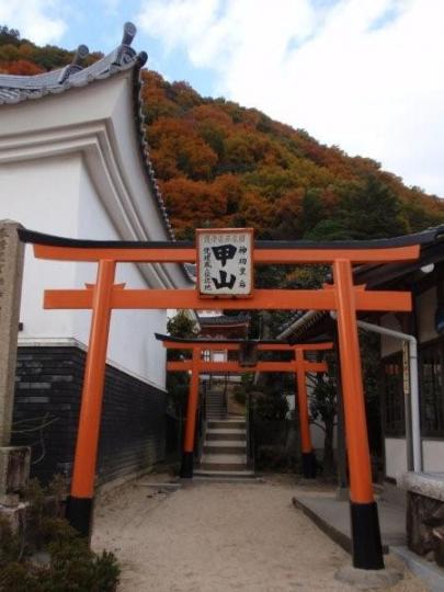 寺の境内に登山口。