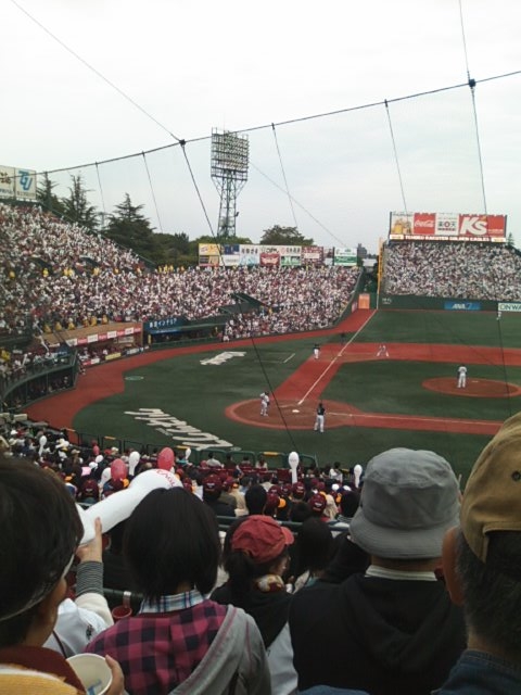 週末のスタジアム（内）