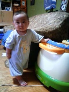 初めての捕まり立ち