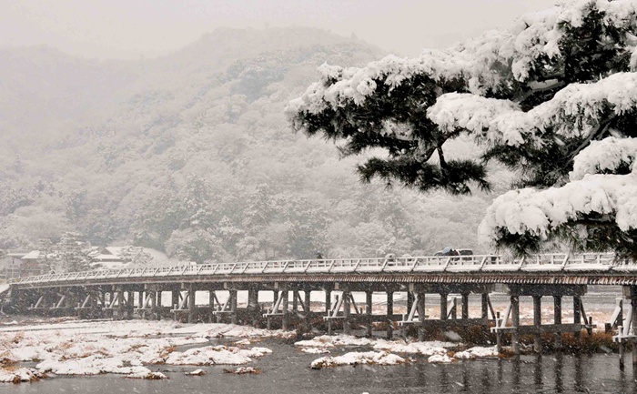 京都（２６）　雪化粧の嵐山。
