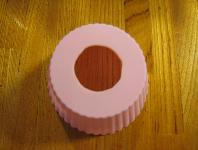 シリコンカップにハサミを入れる